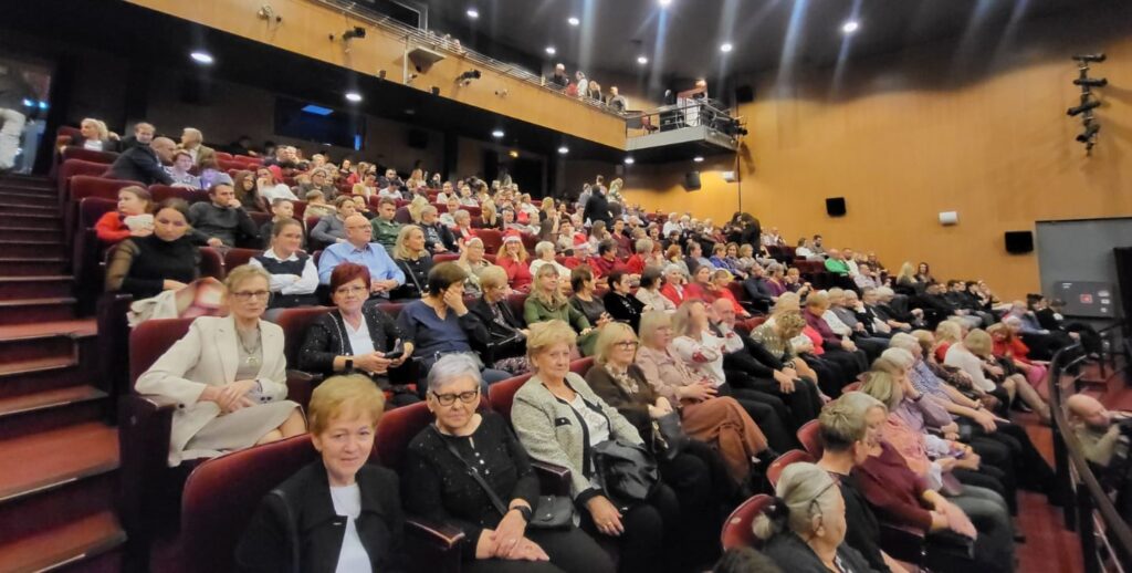 Seniorzy z Dziennego Domu Pomocy spędzili Mikołajki  w Teatrze