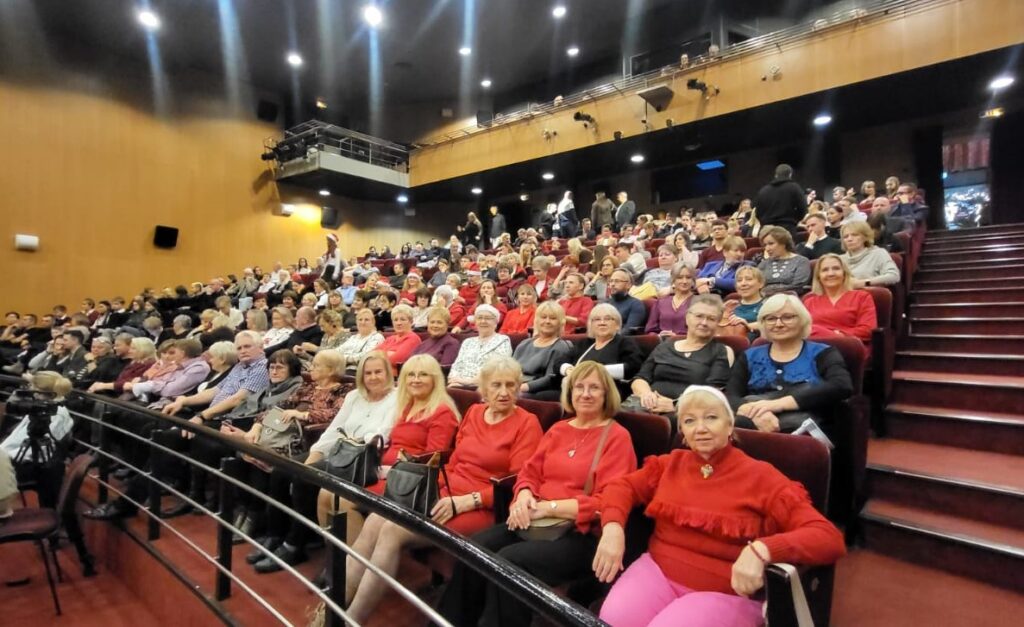Seniorzy z Dziennego Domu Pomocy spędzili Mikołajki  w Teatrze