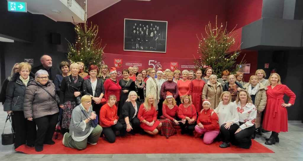 Seniorzy z Dziennego Domu Pomocy spędzili Mikołajki  w Teatrze